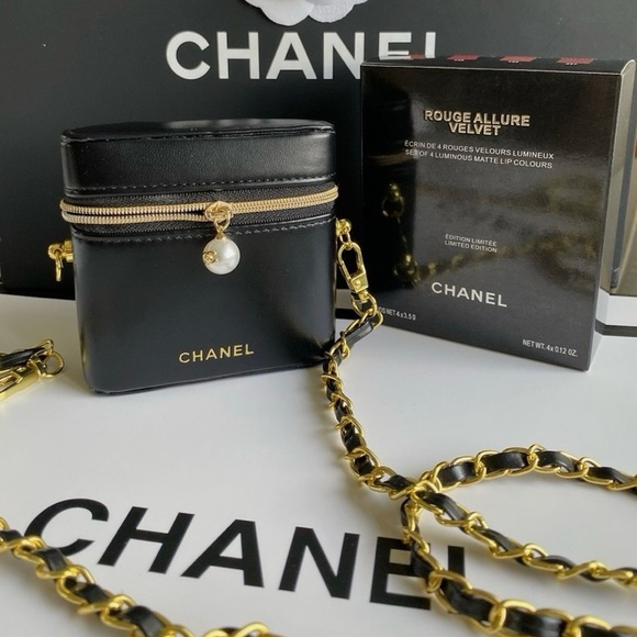 Chanel Mini Bag Cardholder in Black with Gold Chain Strap NWB - Picture 1 of 15